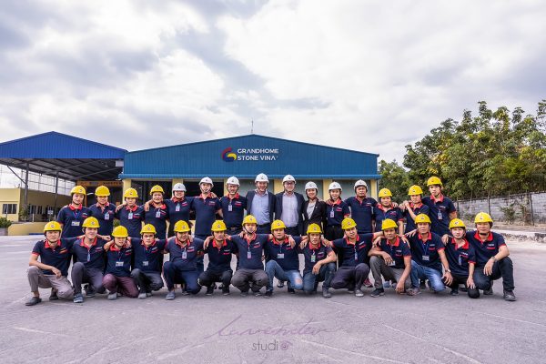 Giá chụp 1 bộ ảnh profile công ty năm 2024