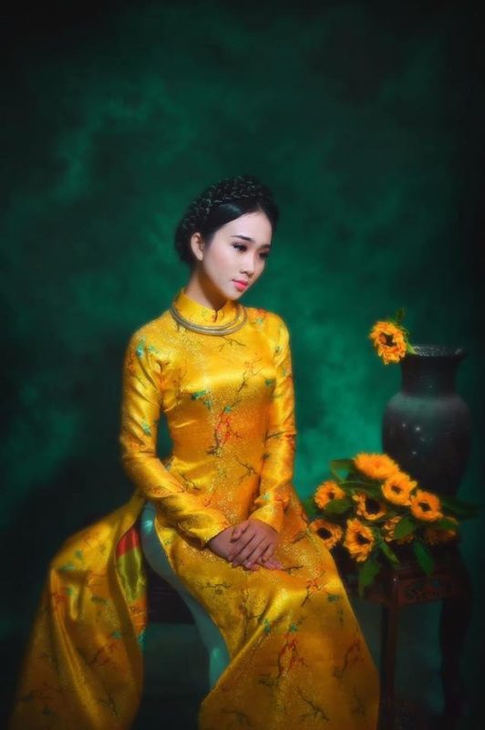 Hướng dẫn tạo dáng chụp ảnh áo dài khi ngồi trong studio