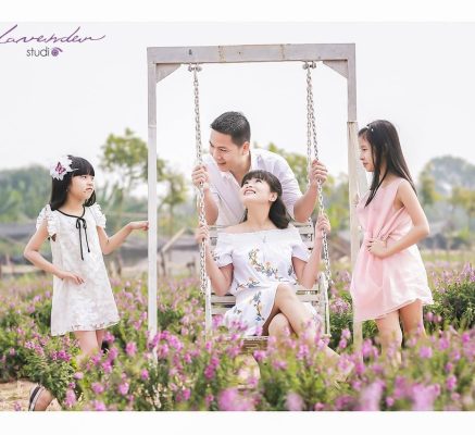 Chụp ảnh gia đình ngoại cảnh Tết 2025