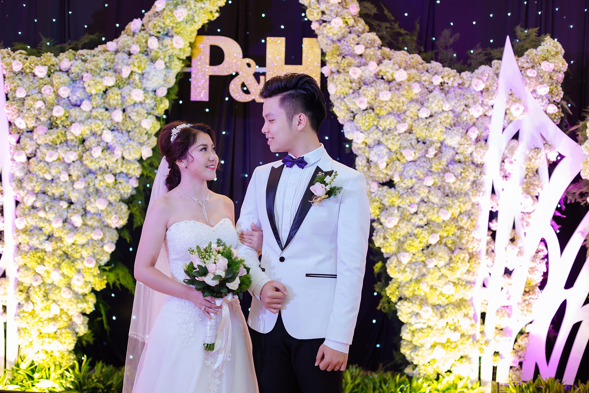 Đặt tiệc cưới tại nhà hàng và những kinh nghiệm không thể bỏ qua Đặt tiệc cưới tại nhà hàng và những kinh nghiệm không thể bỏ qua