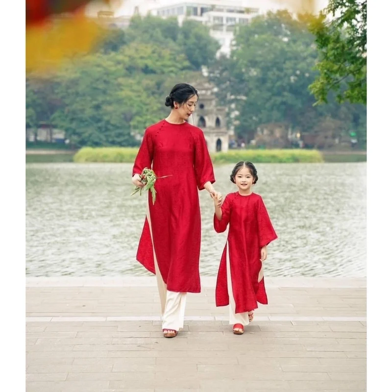 Tạo dáng chụp ảnh áo dài cho 2 người giúp bộ ảnh ấn tượng
