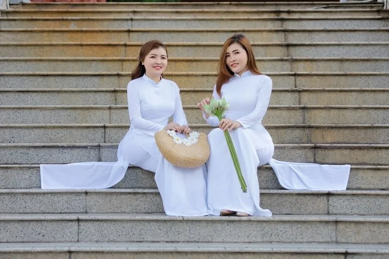 Tạo dáng chụp ảnh áo dài cho 2 người giúp bộ ảnh ấn tượng