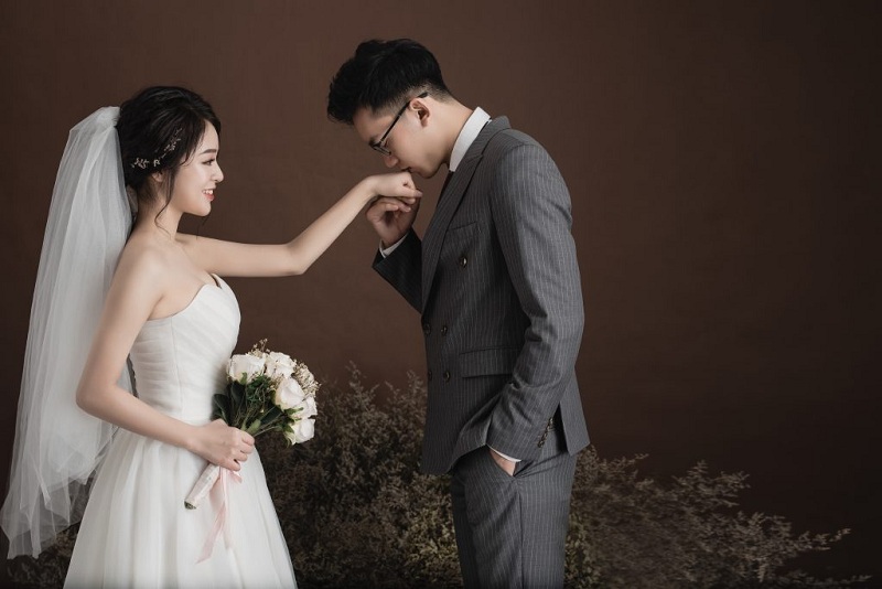 Giá chụp hình cưới ngoại cảnh và chụp hình cưới trong studio có khác nhau không?