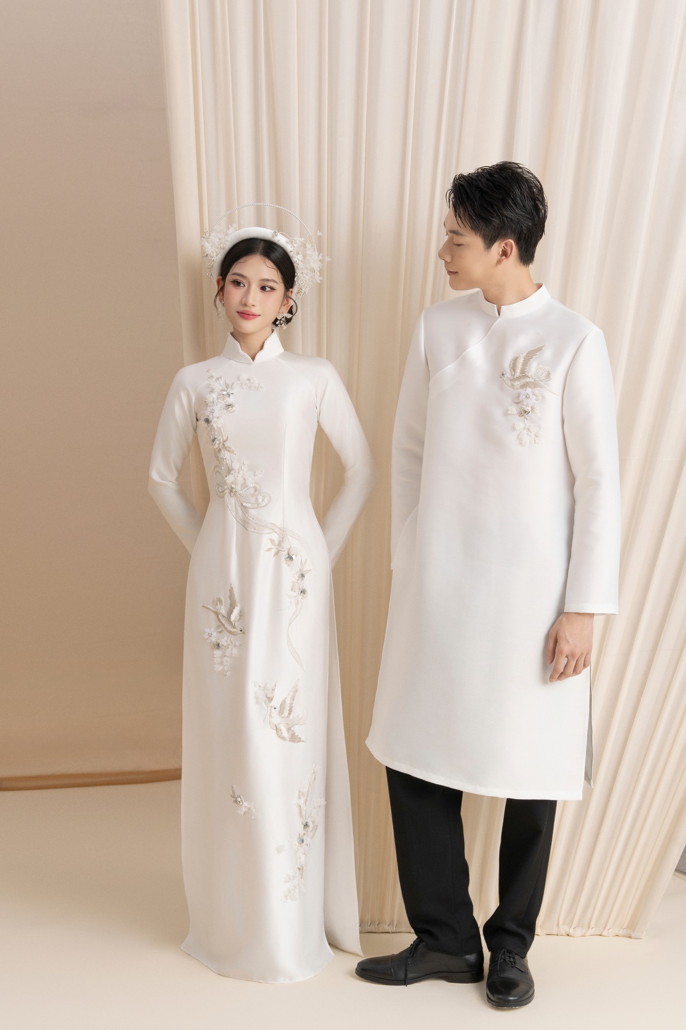 Chụp ảnh couple áo dài trong studio 2026 đẹp sang và hiện đại