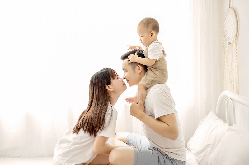 5 kiểu chụp gia đình có em bé đẹp lung linh (1) 5 kiểu chụp gia đình có em bé đẹp lung linh (1)