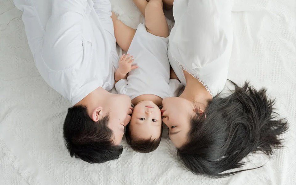 5 kiểu chụp gia đình có em bé đẹp lung linh (4) 5 kiểu chụp gia đình có em bé đẹp lung linh (4)