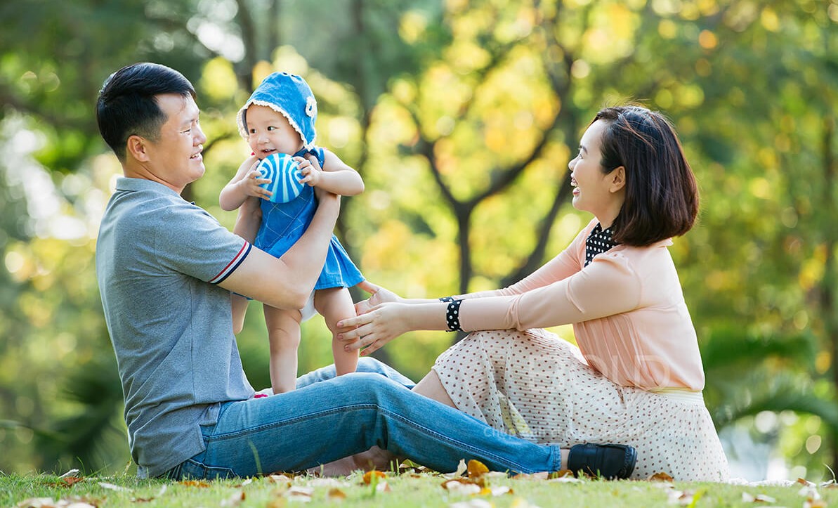5 kiểu chụp gia đình có em bé đẹp lung linh (5) 5 kiểu chụp gia đình có em bé đẹp lung linh (5)