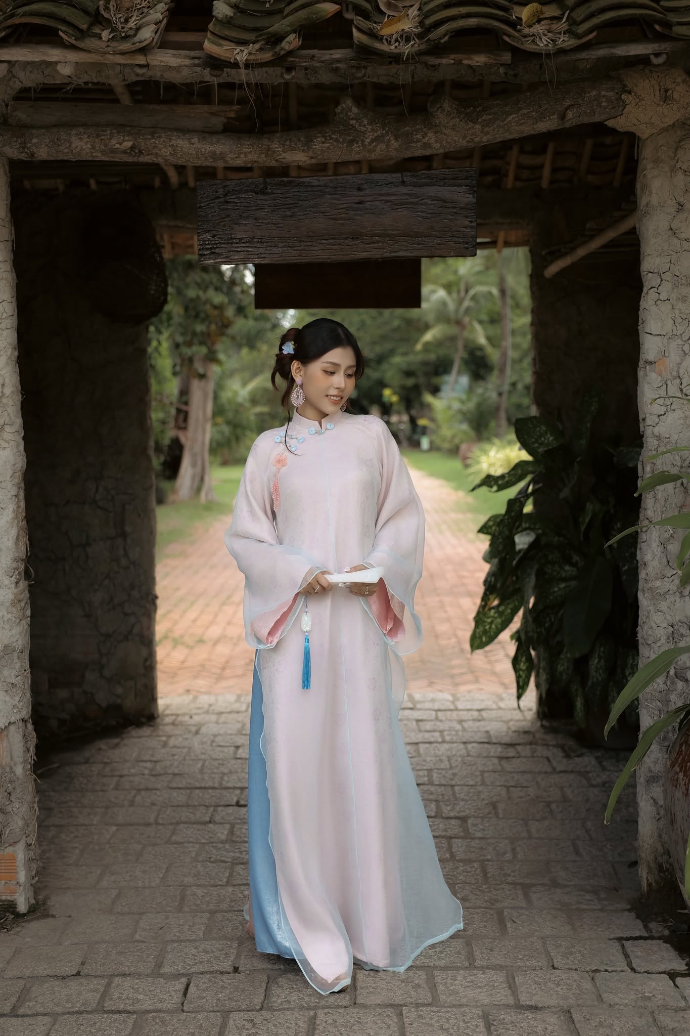 Chụp ảnh áo dài truyền thống với vẻ đẹp thanh lịch Chụp ảnh áo dài truyền thống với vẻ đẹp thanh lịch